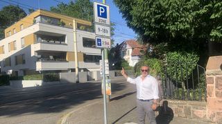 Alexander Theis vor einem jener Schilder, die auf die wieder durchgängig eingerichtete Parkzone in der Feudenheimer Hauptstraße hinweisen.