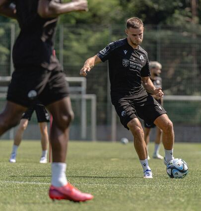 Ab Samstag schuftet der SV Sandhausen eine Woche lang im Trainingslager im österreichischen Hopfgarten im Brixental. Bei den beiden Testspielen in der Alpenrepublik nicht zum Einsatz kommen, wird Niklas Lang. Der Verteidiger tritt die Reise nach einer Meniskus-OP gar nicht erst an.
