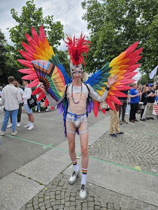 Manuel Flickinger mit seinen Regenbogenflügeln.