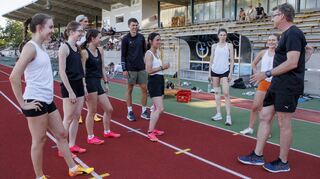 Günter Schramm, Leichtathletik-Coach des TSV Amicitia, bespricht mit seiner Trainingsgruppe die nächsten Übungen.