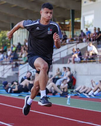 Der 16-jährige Sprinter Tyrese Stewart bei einer Trainingseinheit im Viernheimer Waldstadion.