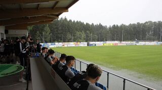 Die Profis von Ujpest Budapest konnten nur tatenlos zuschauen, wie das Wasser auf dem Platz von Euratsfeld immer weiter stieg. Der Waldhof blieb gleich im Hotel.