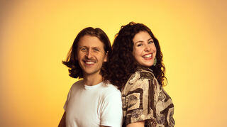 Sängerin Juliana Blumenschein und Gitarrist Florin Küppers spielen am 12. August als Duo auf der Sommerbühne.