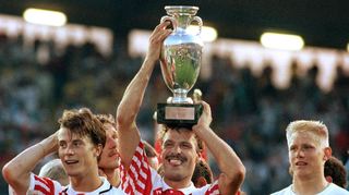 Flankiert von Stürmer Brian Laudrup (l) und Torhüter Peter Schmeichel (r) hebt Abwehrspieler Kim Christofte (M) am 26.06.1992 den eroberten EM-Pokal hoch. Dänemark gewinnt vor 38.000 Zuschauern im Göteborger Ullevi-Stadion das Endspiel der Fußball-Europameisterschaft gegen Weltmeister Deutschland mit 2:0.