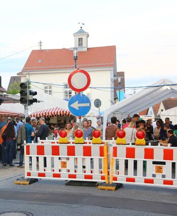 Die Kosten für solche Absperrungen wie hier für die Kerwe in Wallstadt werden bezuschusst.