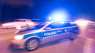 Mehrere Streifenwagen waren nötig, um einen 16 Jahre alten Porschefahrer auf der A65 bei Deidesheim zu stoppen. (Symbolbild)