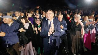 Schlussapplaus am Premierenabend mit Alexander Schweitzer (Mitte), daneben Nico Hofmann und Claudia Roth.