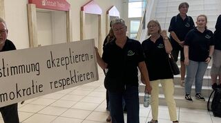 Siedler-Demo im Stadthaus vor der Tür des Ratssaales: Günther Ries (l.) und seine Mitstreiter ermahnen den Gemeinderat, dem Bürgervotum zu folgen.