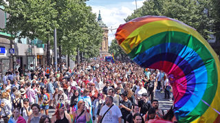 Die Monnem Pride Demonstration zog am Samstag durch die Innenstadt.