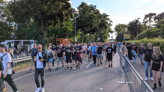 Die AC/DC-Fans sind im Anmarsch: Der Weg über die Contibrücke, die Hockenheim und das Ringgelände über die A 6 verbindet, ist bis kurz vor Programmbeginn gut gefüllt.