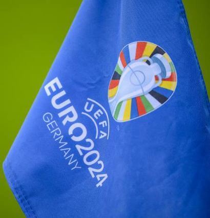 Auf einer Eckfahne ist das Logo der UEFA Euro 2024 zu sehen.