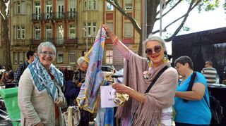 Beim Flohmarkt waren die bunten Tücher von Ditta Büscher (links) begehrt.