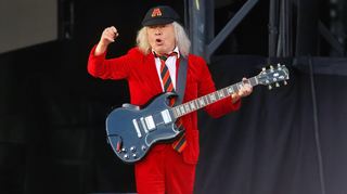 Er ist noch immer das Kraftzentrum der Rockveteranen von AC/DC: Angus Young auf der Bühne am Hockenheimring.