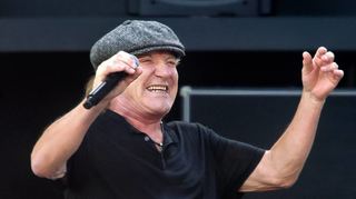 Und er hat noch immer die passende Rock-Röhre zur wuchtigen Musik der Band aus Australien: Sänger Brian Johnson.