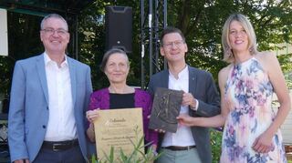 Bei der Verleihung: Laudator Andreas Metz (v.l.), Dagmar Klopsch-Güntner, Bürger-meister Thorsten Walther, Antje Geiter (Heinrich-Vetter-Stiftung).