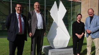 Stehen an der „Paperbomb“ und feiern gemeinsam den Vorabend des französischen Nationalfeiertags: der französische Generalkonsul Gaël des Maisonneuve (v.l.), der französische Honorarkonsul Folker R. Zöller, Künstlerin Nessi Nezilla sowie Mannheims Oberbürgermeister Christian Specht.