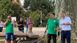 Zur Eröffnung der Festlichkeiten am Schloss in Neckarhausen feuert Bürgermeister Florian König (rechts) einen donnernden Kanonenschuss ab, links neben ihm Roland Müller.