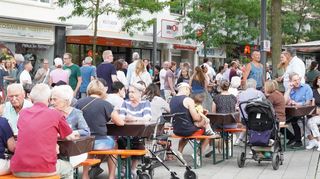 Über einen Erfolg freuen sich die Gastgeber: Bei der ersten Auflage von „Taste & Meet“ herrscht großer Andrang in der Innenstadt.