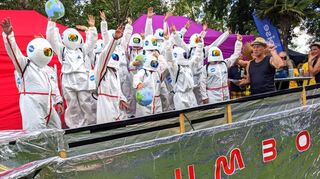 „Völlig losgelöst“ wie Major Tom gewinnen die Paddelastronauten der Humboldt-Dragons mit ihrem silbernen Raumschiff den Performancepreis.