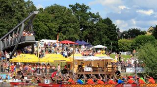 Packende Paddelsprints sorgen auch beim 18. Drachenbootrennen auf dem Neckar bei Ladenburg für Spaß und Spannung. Auf dem Bild gewinnen die Ghostjumpers (Bahn 1) im Vorlauf gegen die Legendären Knalltüten.