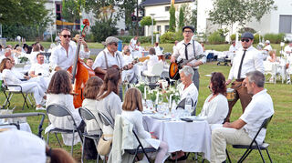 Dinner en Blanc: Entspannte Stimmung auf dem Gelände des Fertighaus Centers in Mannheim.