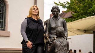 Kerstin Stier neben der Gummernfraa am Rathaus. Die Bibliserin gründet eine Selbsthilfegruppe für Frauen mit Lipödem.