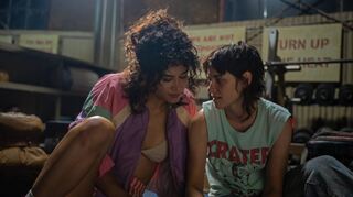 Finden Gefallen aneinander: Katy M. O·Brian (l) als Jacky und Kristen Stewart (r.) in der Rolle der Lou im Spielfilm „Love Lies Bleeding“.