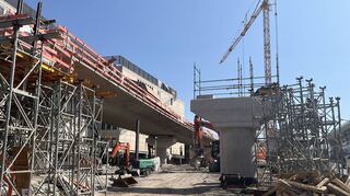 Südlich des Faktorhauses ist der erste Überbau der neuen Hochstraße Süd betoniert worden. Für die spätere Fahrbahn Richtung Mannheim stehen zumindest die Pfeiler schon (r.).