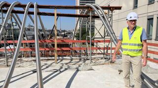 Gesamtprojektleiter Eberhard Küssner steht auf dem bereits betonierten Abschnitt der neuen Hochstraße Süd in Ludwigshafen und teilt sein Fachwissen.