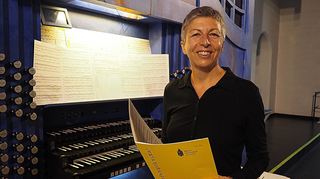 Kantorin Heike Ittmann vor der „großen Blauen“.