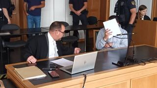 Der Angeklagte mit seinem Verteidiger Thomas Dominkovic aus Mannheim bei Prozessbeginn.