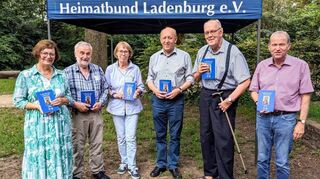 Heimatbund-Chefin Carola Schuhmann (v.l.) präsentiert das Jahrbuch 2024 und eine namhafte Autorenschaft mit Ulrich Erhardt, Renate Ludwig, Hermann Dunda, Hermann Wiegand und Jörg Kreutz.