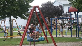 Die Kinder der evangelischen Tagesstätte in Nordheim waren die ersten, die die neuen Spielgeräte im „Kuckucksnest“ ausprobieren durften.