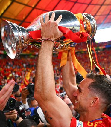 Spaniens Fabian Ruiz jubelt mit der EM-Trophäe nach dem 2:1-Sieg über England im Finale. Es könnte der erste Titel in einer Ära spanischer Fußball-Dominanz werden.