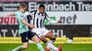 Franck Evina (r.) im Zweikampf beim Duell gegen den SV Waldhof Mannheim.