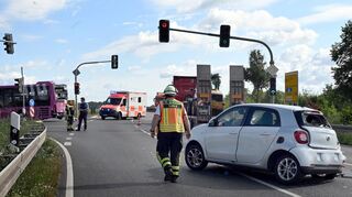 Auf der B44 hat sich auf Höhe der Abfahrt Bobstadt am Dienstagmorgen ein Unfall mit drei beteiligten Fahrzeugen ereignet.