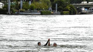 Die französische Sportministerin Amélie Oudéa-Castéra (l.) und Para-Triathlet Alexis Hanquinquant nahmen in Paris ein Bad in der Seine.