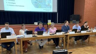 Die Projektgruppe (v. r.): Annegret Czybik, Karol Sgodzaj, Matthias Doll im Bezirskbeirat Schönau.