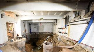 Grund- und Schichtenwasser macht den Bauleuten derzeit bei Arbeiten im Bereich Untergeschoss und Bunker zu schaffen.