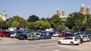 Sobald die Schausteller ihre Stände wieder abgebaut haben, wird der Festplatz wieder zum Parkplatz für Besucher und Kunden des Einzelhandels und der Speyerer Sehenswürdigkeiten.