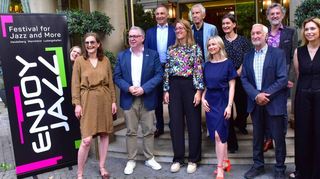 Bei der Pressekonferenz kommen alle zusammen: Festivalgründer Rainer Kern steht rechts in der hinteren Reihe, ganz links hinterm Schild lugt Irene Werner vom Enjoy Jazz-Management hervor.