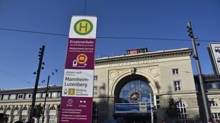 Vollsperrung der Riedbahn bis Mitte Dezember. Zwischen Frankfurt und Mannheim verkehren nun Busse, das betrifft auch Fahrten zum Flughafen.