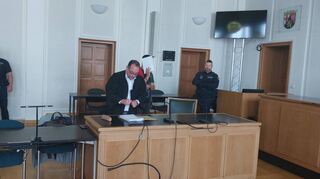Besard H. mit seinem Mannheimer Verteidiger Thomas Dominkovic.