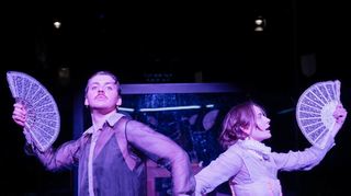 David Smith als Virginia Woolf mit Oberlippenbart und Antoinette Ullrich als Orlando.