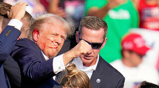 Während Agenten des US-Geheimdienstes Secret Service Donald Trump von der Bühne helfen, reckt er kämpferisch die Faust: das Bild vom Samstag.