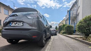 Wegen des Strafzettels hat Günter Doms seinen Wagen neben dem Bordstein geparkt. Das Auto dahinter steht teilweise auf dem Gehweg.
