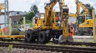 Weg mit den alten Eisen: Am Bibliser Bahnhof werden alle Schienen und Weichen ausgetauscht. Auf die Bagger wartet jede Menge Arbeit.