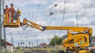 Anpacken in luftiger Höhe: Auch die Oberleitungen entlang der Riedbahn werden runderneuert.