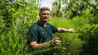 Im Lampertheimer Wald mit dem Leiter des Forstamts Steffen Hering. Im Hintergrund ist ein Versuchsaufbau mit seit 2018 wachsenden Eichen zu sehen.