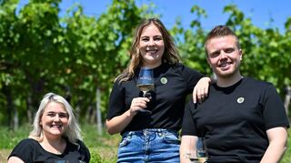 Lara Karr (v.l.), Denise Stripf und Manuel Reuther sind die ersten Pfalzwein-Botschafterinnen und -Botschafter.